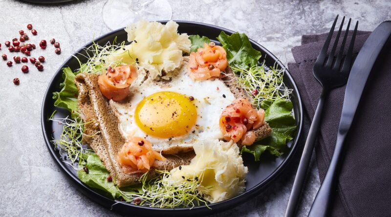 Galette de sarrasin au saumon fumé, crème et sa rosette de Tête de moine AOP