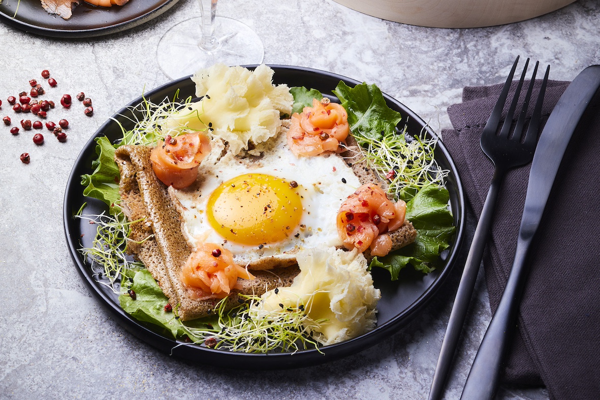 Galette de sarrasin au saumon fumé, crème et sa rosette de Tête de moine AOP