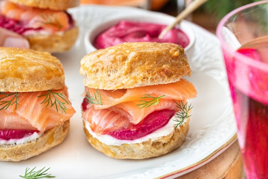 Scones salés au saumon fumé à la betterave et fromage frais