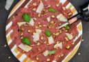 Carpaccio de bœuf aux pistaches et pignons de pin, copeaux de parmesan et huile d’olive Frantoïo