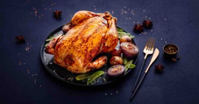 Chapon aux épices et au miel, oignons rouges caramélisés, pommes grenailles, haricots plats